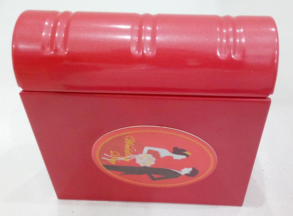 Caja roja de la lata de boda