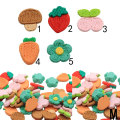 100Pcs / Lot Nette Simulation Gestrickte Blume Kirsche Strawebrry Pilz Karottenharz Flatback Cabochons Kopfbedeckungen Zubehör DIY