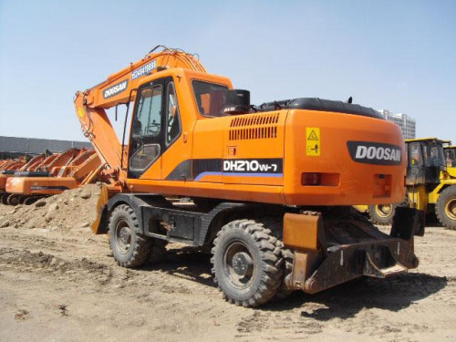 Used DOOSAN WHEELED excavator DH210W-7 in excellent working condition