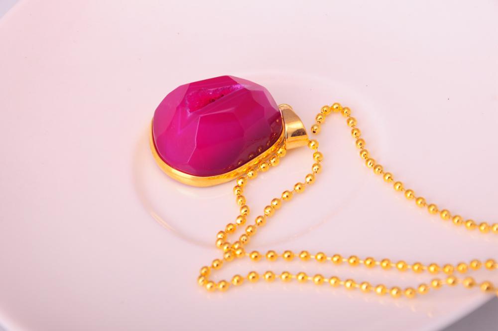 Collier d&#39;agate violette avec pierres semi-précieuses