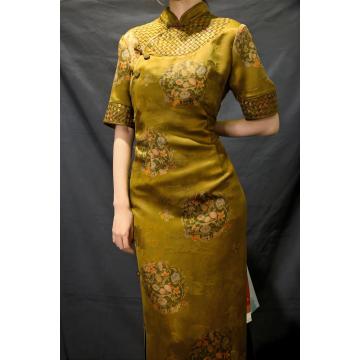 Qipao amarillo de caballo floral de seda Heritage
