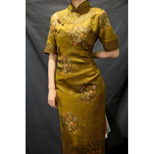Qipao amarillo de caballo floral de seda Heritage