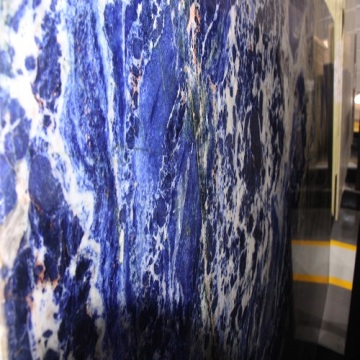 Große blaue Sodalith-Steinplatten