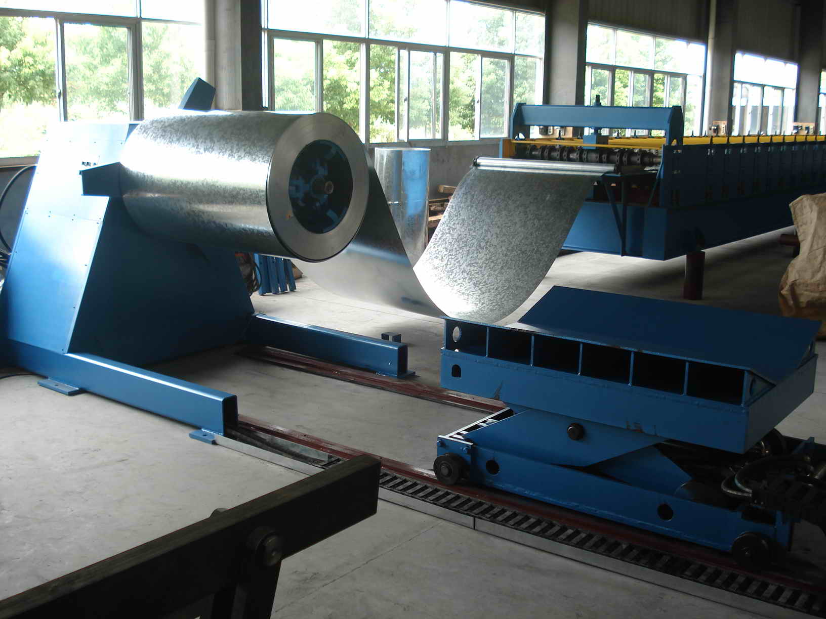 Floor deck roll forming machine