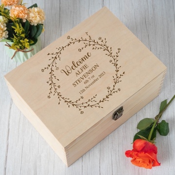 Caja de recuerdo de memoria de pino de madera blanca con corona impresa para la boda y la fotografía de bebés recuerdos