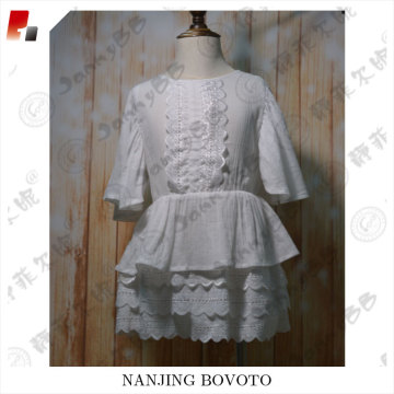 Vestido branco bonito da bela com arco