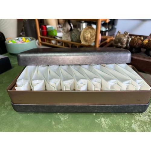 Ang Bai Hao Yin Zhen ay ang premium na puting tsaa, na ginawa lamang mula sa malambot na mga putot ng tsaa na natatakpan ng kulay-pilak na puting buhok. Ang bawat kahon ay naglalaman ng 20 i