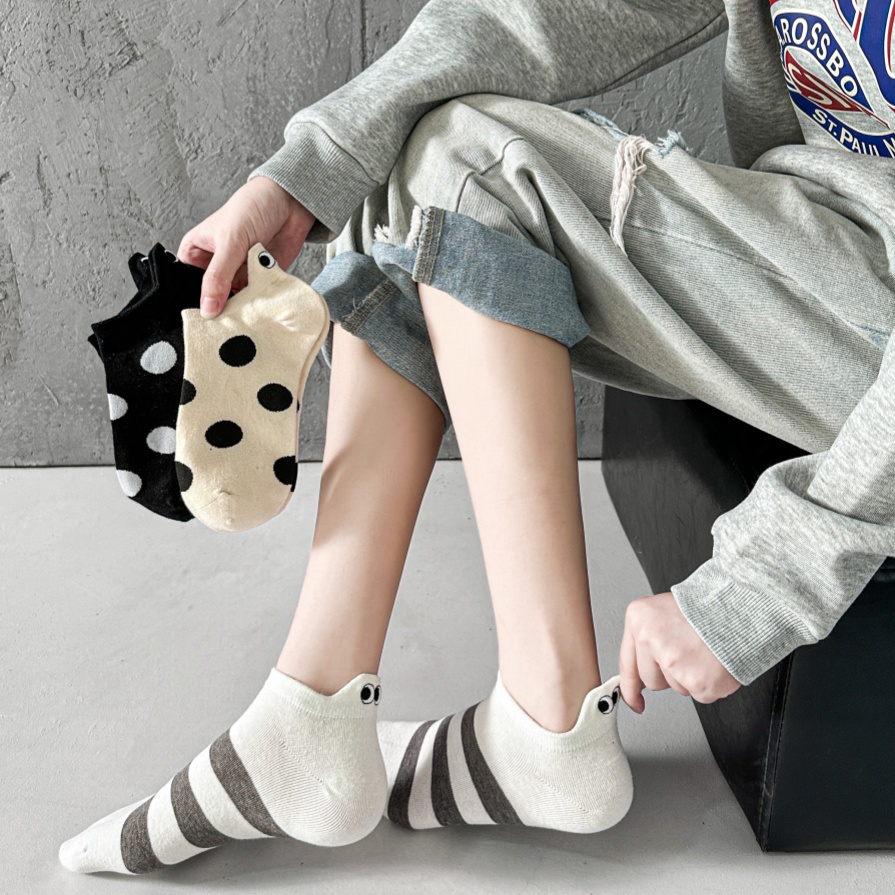 Ang mga naka -istilong mata ay palamutihan ang mga medyas ng bangka