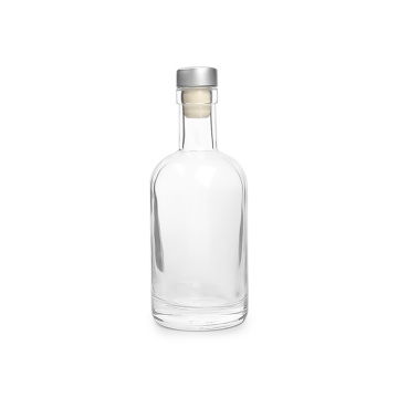 Leere Glasgeist -Wodka -Flasche mit Kork 100ml