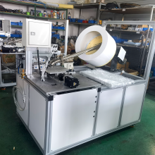 Máquina avanzada de fabricación de perchas de madera.