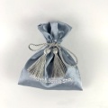 Lyxförpackning av dragkammare Brug Broderi Logo Pearly Satin Jewelry Pouch Bag With Tassel