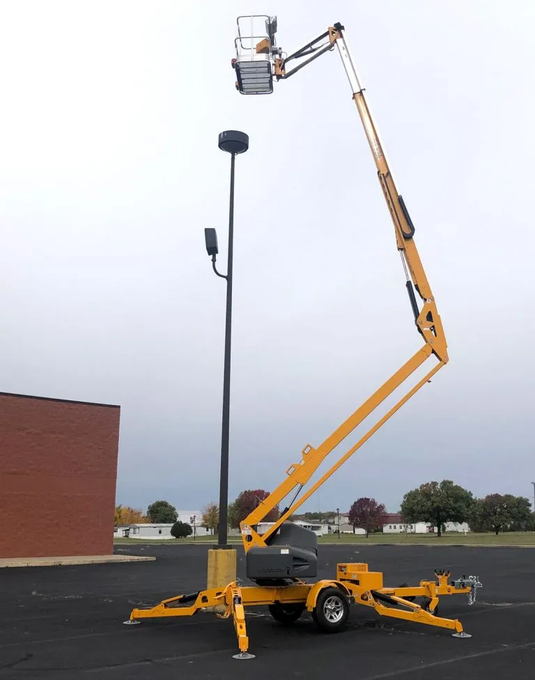 Mann heben artikulierter Boom Lift Spinnenlift auf