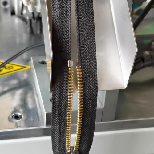 Open End Metal Zipper atas mesin pemasangan