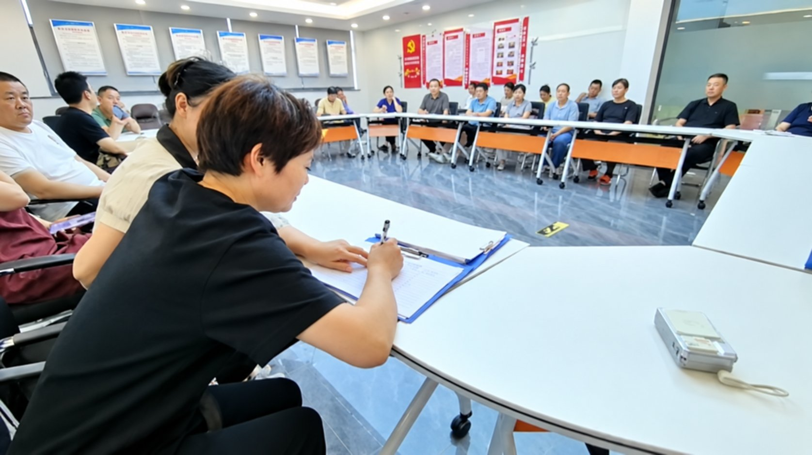 Qiao Ge employees are taking notes