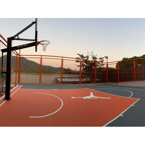 Constructor de cancha de baloncesto en el patio trasero al aire libre enio