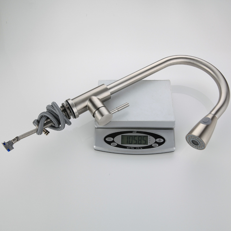 주방 수도꼭지를 꺼내