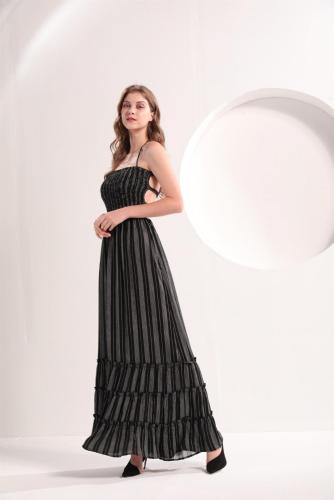 Vestido largo de rayas verticales estampado en blanco y negro