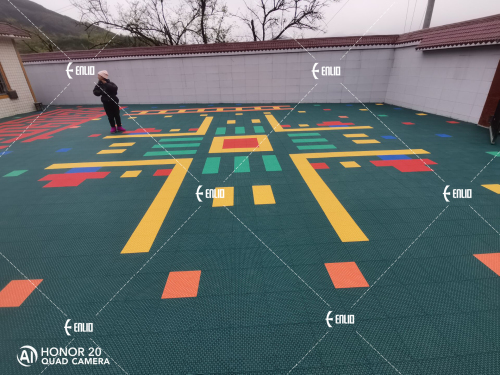 Azulejos de goma para un área de juegos segura fácil de instalar