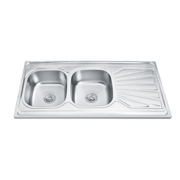 Edelstahlspüle mit zwei Waschbecken