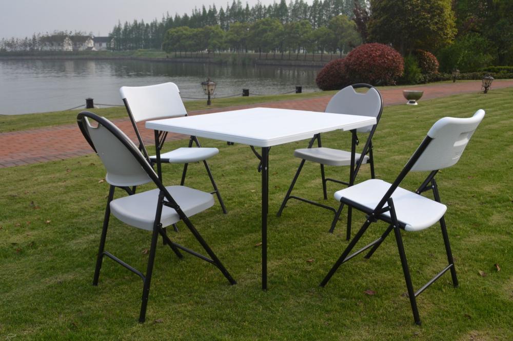 Plastic folding chair with strong bearing capacity