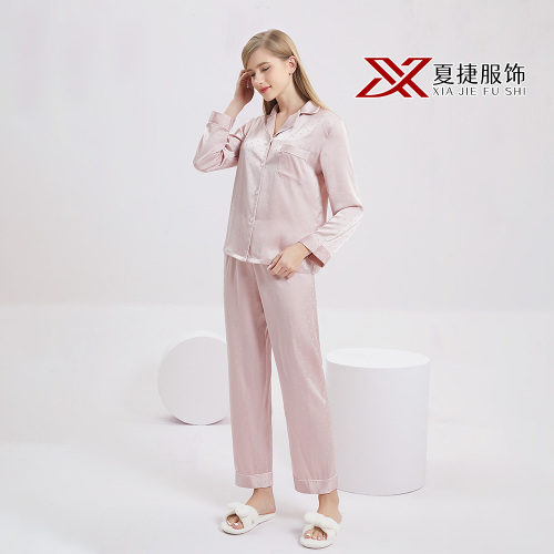 Комплект домашней одежды из нежно-розового атласа в горошек