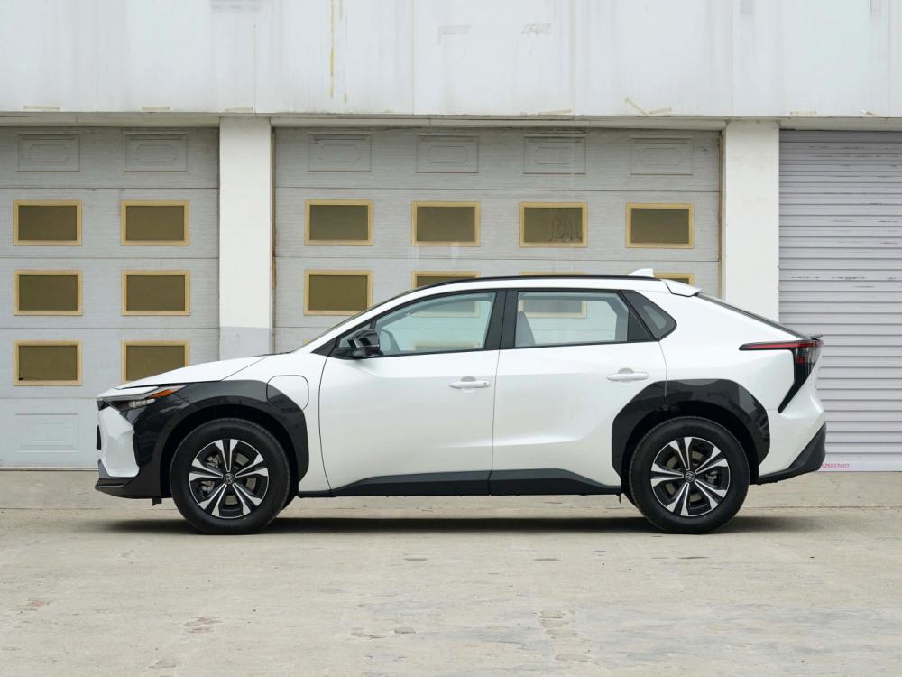 سيارات الدفع الرباعي ذات الجودة المتوسطة الحجم عالية الجودة من Toyota- BZ4X Electric SUV 2022 نموذج جديد