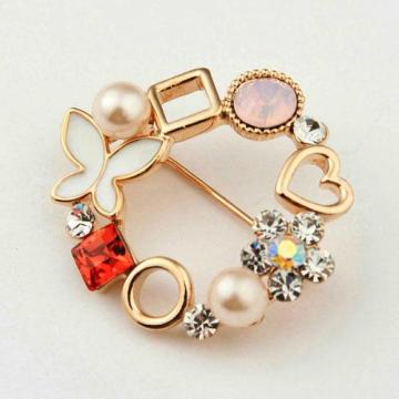 The extravagant diamond brooch with large pearl and heart decorated