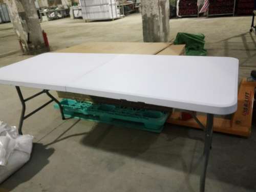 Foldable plastic tables