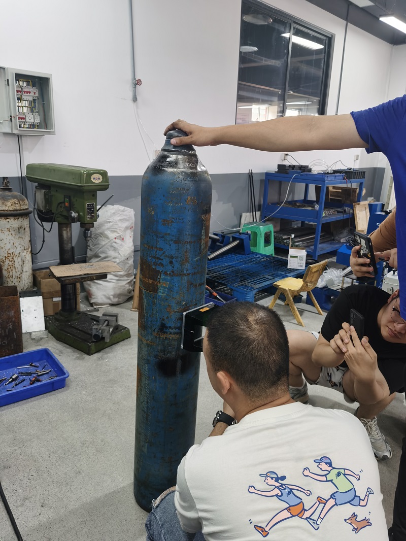 Chuke Intelligent's steel cylinder laser marking machine impressed on-site, with a customer signing a contract immediately after testing, marking a new chapter in the partnership