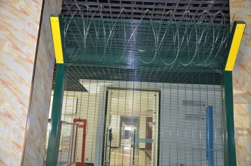 Hot dipping Welded 12.7x76.2mm V Beam Fence