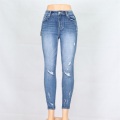 En gros dames denim porter un pantalon en jean