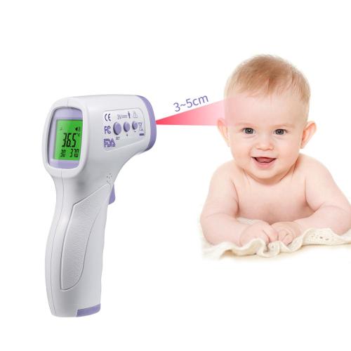 Cyfrowy termometr na podczerwień na czole dziecka