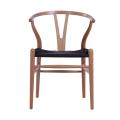 A réplica da cadeira Y da cadeira de madeira Wishbone