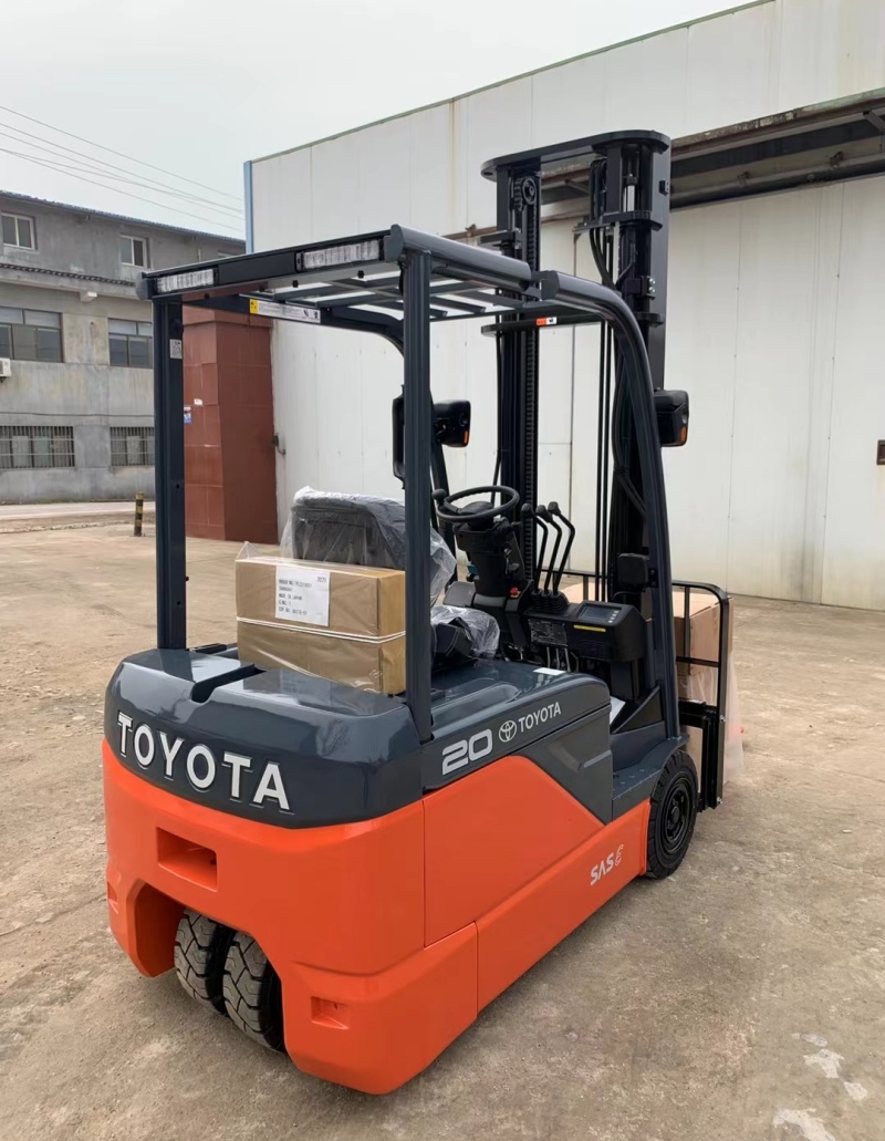 Toyota 3-Wheel Forklift