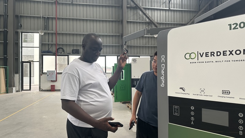 Nigerian businessmen visit Sennan Electric for inspection and exchange, exploring new opportunities for cooperation in new energy charging in Africa
