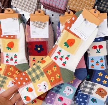 Retro Flower Cartoon Bear Print Cotton Socks: Matching Color Collection