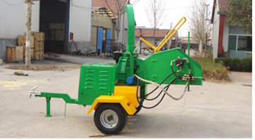 Disc wood chipper with short knives