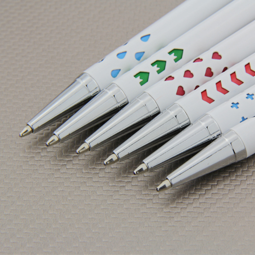 ปากกาบาง มีรูปร่างแตกต่างกันบนกระบอก