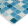 Azulejos de mosaico de piscina de vidrio azul.