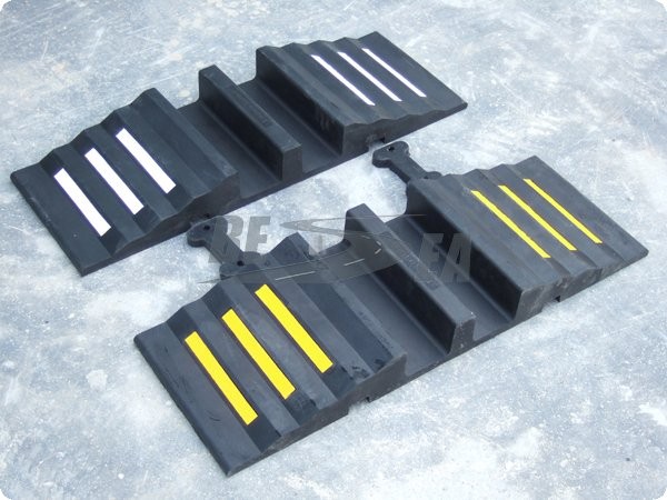 Black Rubber 2 Channels Fire Hose Bridge (DH-HR-3)