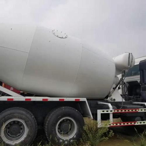 Truk Pengaduk Beton Howo 12m3 yang Direnovasi