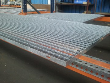 Welded stainless steel grating