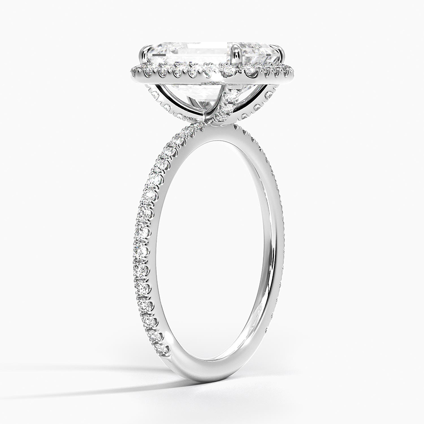 Angled Side Profile ng Emerald Halo Ring na may Encrusted Diamond Shank