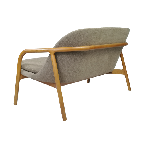 Sofá de madera con cojines