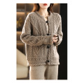 Gepolsterte Strickjacke der Wolldame