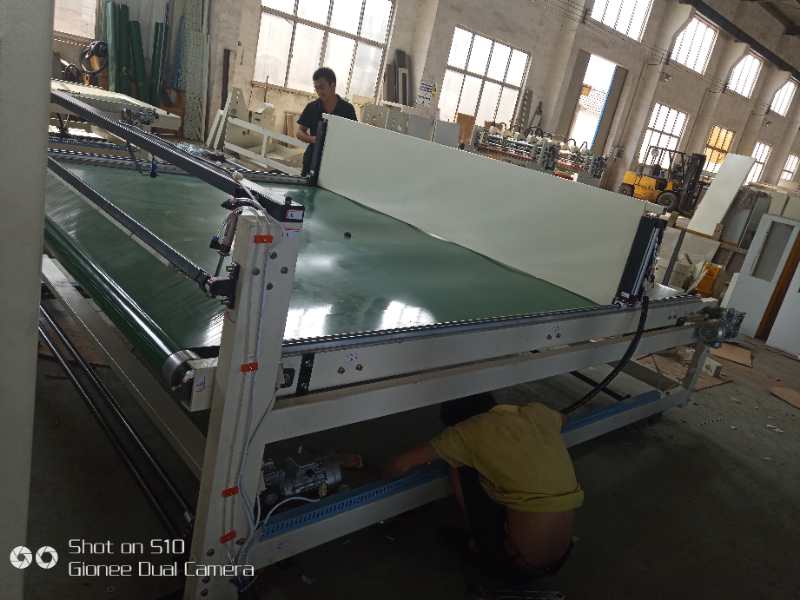 Automatic electric adjustment slitter scorer machine