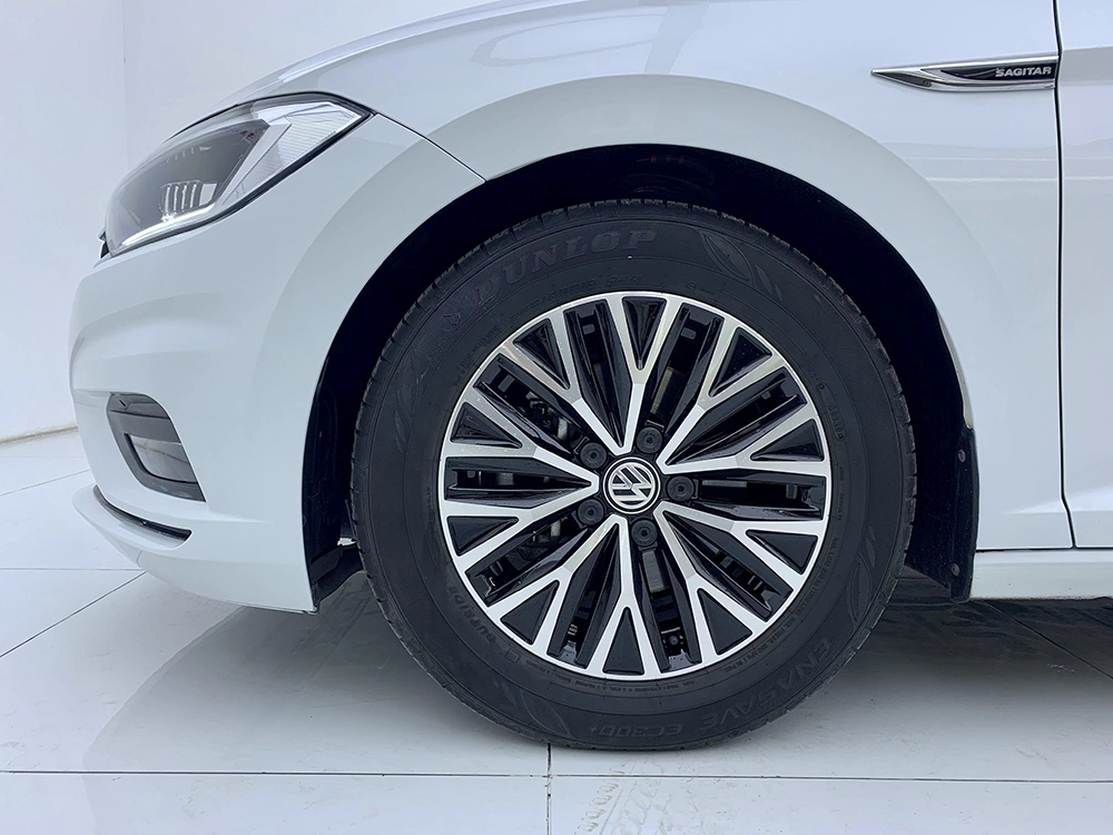 Confortevole auto usata Volkswagen Sagitar Comfortable used car Volkswagen Sagitar