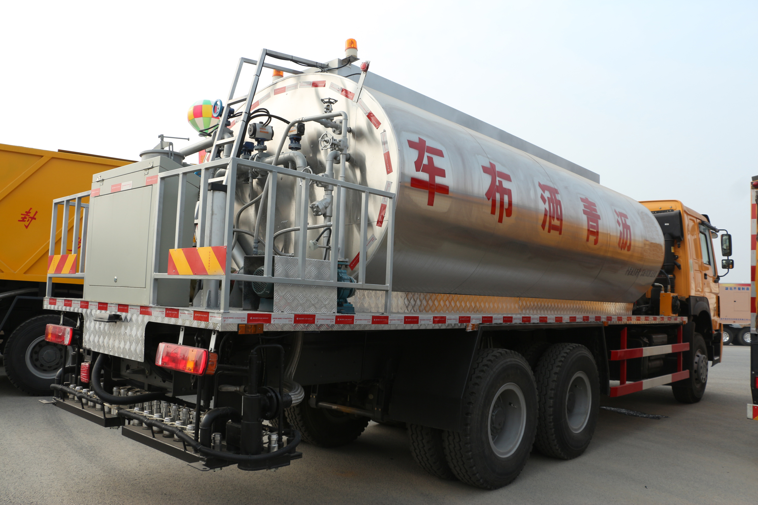 SINOTRUK 10cbm 10000L Intelligent Asphalt Distributor Truck