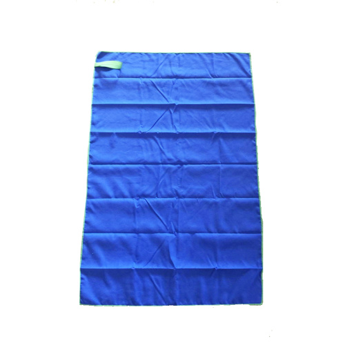 Serviette de plage en microfibre de daim dans un sac