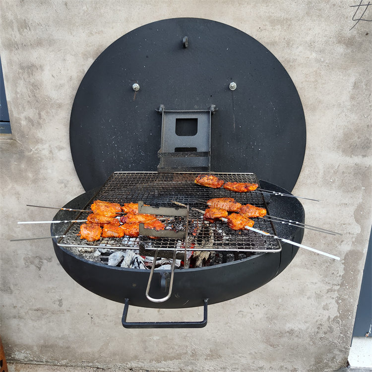 Griglie bbq in acciaio corten a parete nera